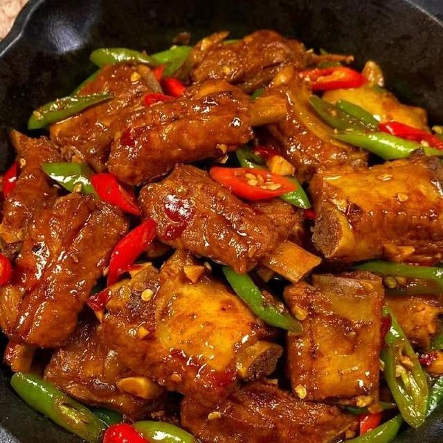 三道经典川菜家常做法：香辣排骨、火爆腰花、炒腊肉