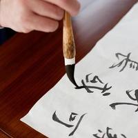 书法执笔误区：笔杆垂直并非标准，微倾发力才是关键
