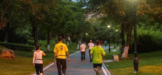 科学走路护膝指南：姿势、习惯与禁忌全解析