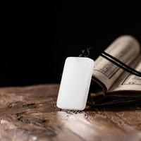 和田玉真伪鉴别：基于颜色、质地与光泽的科学判断