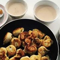 4月了，看看这早餐，奶茶配煎饺子，香喷喷的真耐饿！