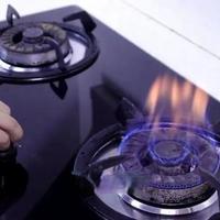 燃气灶常见故障自查指南：打不着火、火发红与出火不均的成因与处理
