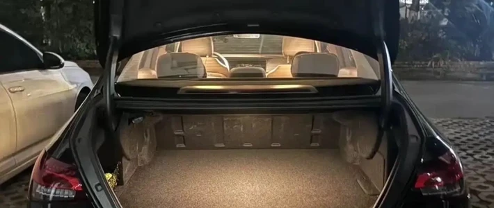 奔驰E350eL后备箱全平但难装，实战空间不如插混雅阁