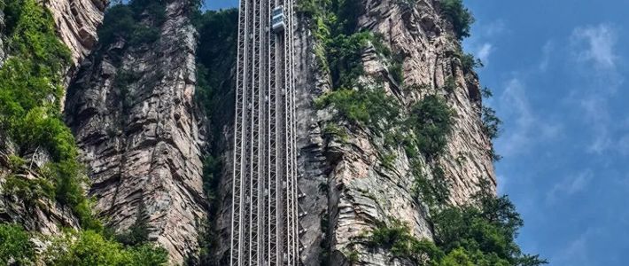 世界最高户外电梯：张家界百龙天梯-悬崖上的垂直奇迹