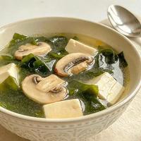 三道清爽减脂家常菜：海带口蘑豆腐汤、芹菜百合炒胡萝卜与紫甘蓝拌木耳