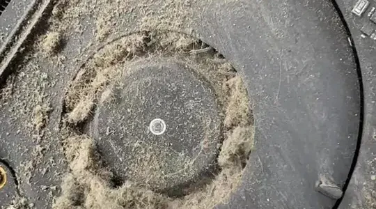 MacBook电池鼓包顶开底壳，内部积灰严重引发安全隐患