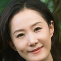 女人不管差不差钱，50岁后建议“不染发、不戴金”，这样更有品位