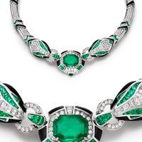 Dua Lipa的精致建筑感宝格丽祖母绿项链