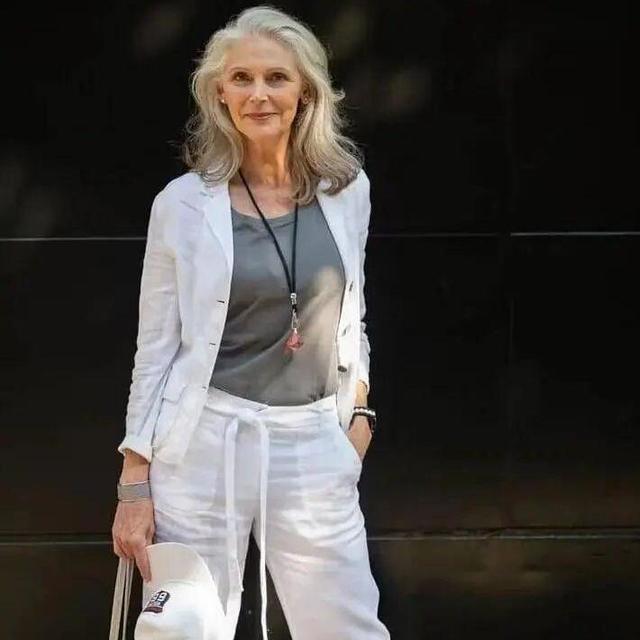 50多岁女人请别再留这4种“老年头”，太土！换成这3种发型才时髦