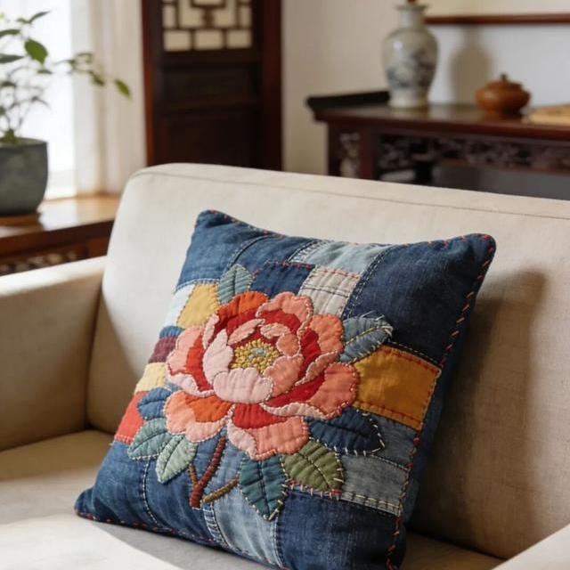 旧牛仔裤改造指南：制作牡丹拼布抱枕