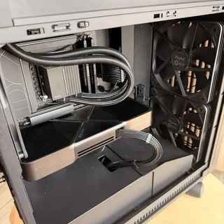 新年新机器，廉政版5090主机终于装好了