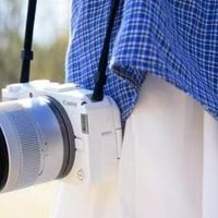 

带娃春游：佳能R50V第二代全像素双核AF精准锁定风筝与跑跳孩童
