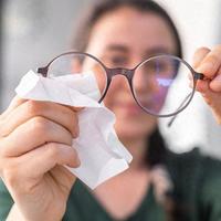 眼镜清洁的正确方法：避免损伤与划痕修复指南