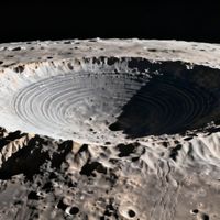 阿尔忒弥斯2号传回首批月球背面高清影像，刷新载人航天最远距离纪录