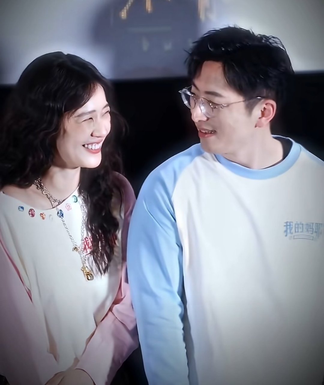 弥补电影意难平，马思纯白客路演现场办婚礼发喜糖