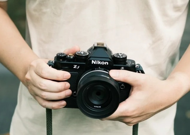 带着AF 星曜 85.18 扫街，我撞见了城市的温柔另一面