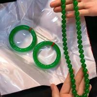 高档翡翠的四大硬性标准：种水、颜色、净度与工艺