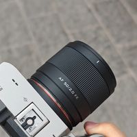 当下性价比怪兽！就随便拍拍很开心的一台设备怎么说呢就但没有任何使用压力。就很轻松。直出效果也是挺棒的。索尼A7C2。维卓士50f二。