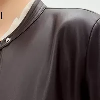 春天，总想找件穿不腻的万能外套。一件质感独特的哑光皮衣