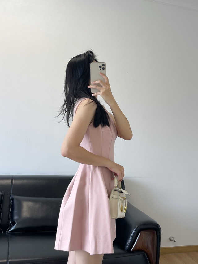 小个子选连衣裙，这条无袖收腰裙