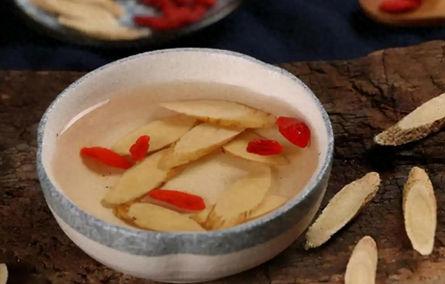 黄芪泡水并非人人皆宜，长期饮用或存健康隐患