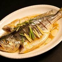 四道家常护血管食谱：凉拌木耳、芹菜百合、清蒸鱼与洋葱山药