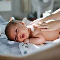 婴儿抚触的科学解析与实操指南