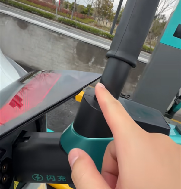 特斯拉车主吐槽比亚迪闪充桩引热议 网友：蹭饭还骂不合口味