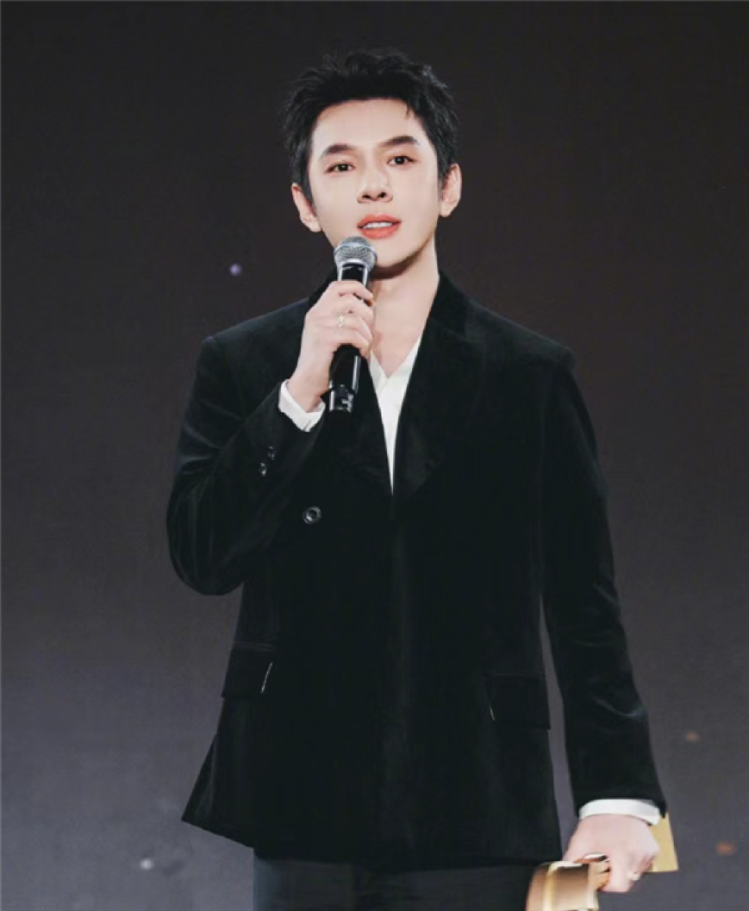 李佳琦哽咽宣布暂退直播 深夜发文回应：没有退休 缺席是去拍合伙人