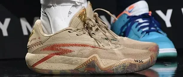 【NBA每日上脚】詹杜库再聚首！萌神被欧文附体？