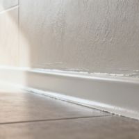 卫生间防水避坑终极指南：90%漏水都因这5个细节没做好，入住后楼下渗水、墙角发霉全白搭