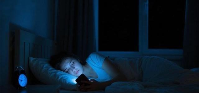 睡前玩手机为何影响睡眠：从蓝光干扰到行为重塑