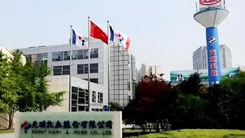 光明乳业甩卖海外资产止损，国内业务承压面临扭亏挑战