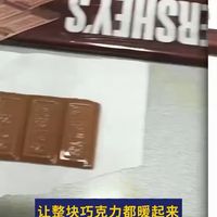 好时巧克力变成了一块软塌塌的橡胶。网传的离奇视频没有任何特效处理。一位密歇根的巧克力大师买空了超市货架做实验。他在 88 华氏度的恒温机里还原了整个过程。