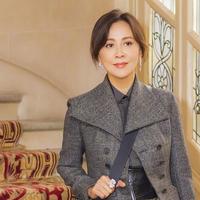 刘嘉玲新烫了泡面头，一身的工装穿搭，高级精致，美得像换了个人