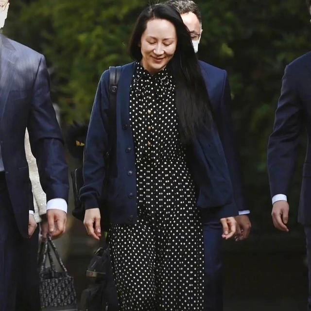 看了孟晚舟的春天打扮，发现：裙不配丝袜、运动鞋，才优雅知性！