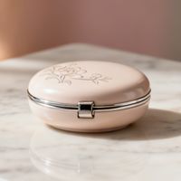 花西子官宣范丞丞为彩妆代言人，首度启用男艺人拓展年轻市场