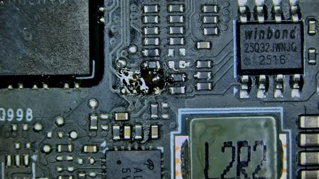 胆太肥了!玩家在3.4万元的RTX 5090上练习焊接 结局惨烈