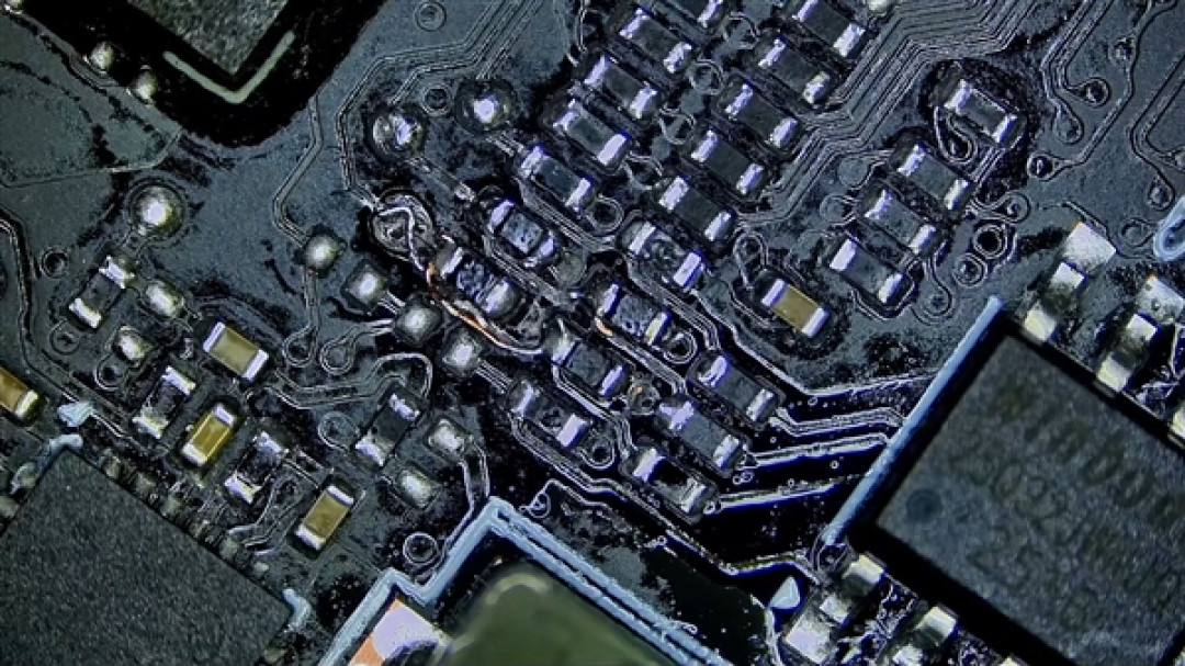 胆太肥了!玩家在3.4万元的RTX 5090上练习焊接 结局惨烈