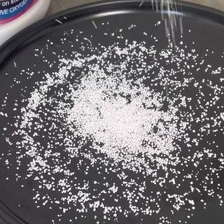 爆炸盐能救回发黄衣物？用错场景反而伤衣！