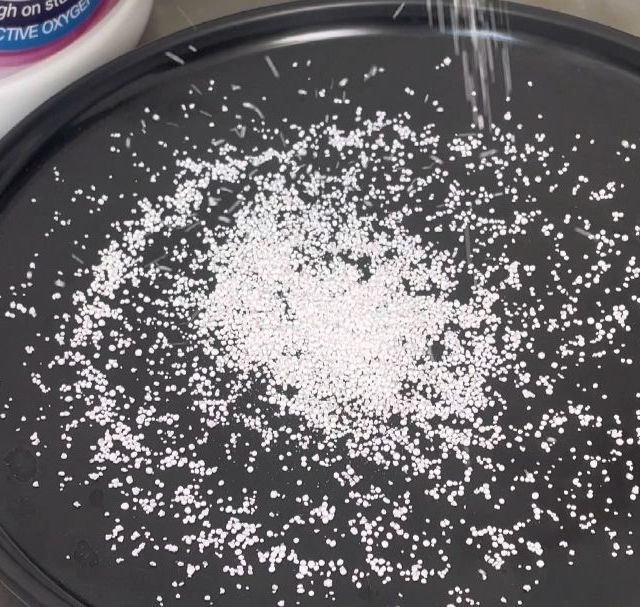 爆炸盐能救回发黄衣物？用错场景反而伤衣！