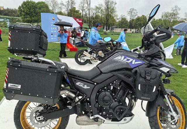 张雪820X实车发布：150匹马力+169kg车重，4万级中排ADV市场迎“降维打击”