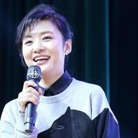 周涛带火了60后的新穿搭，卫衣+小白裤+平底鞋，时髦减龄又显贵