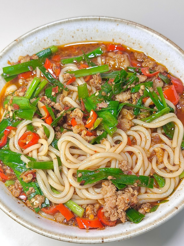 春日开胃快手餐：韭菜肉沫炒米粉，香辣过瘾超下饭
