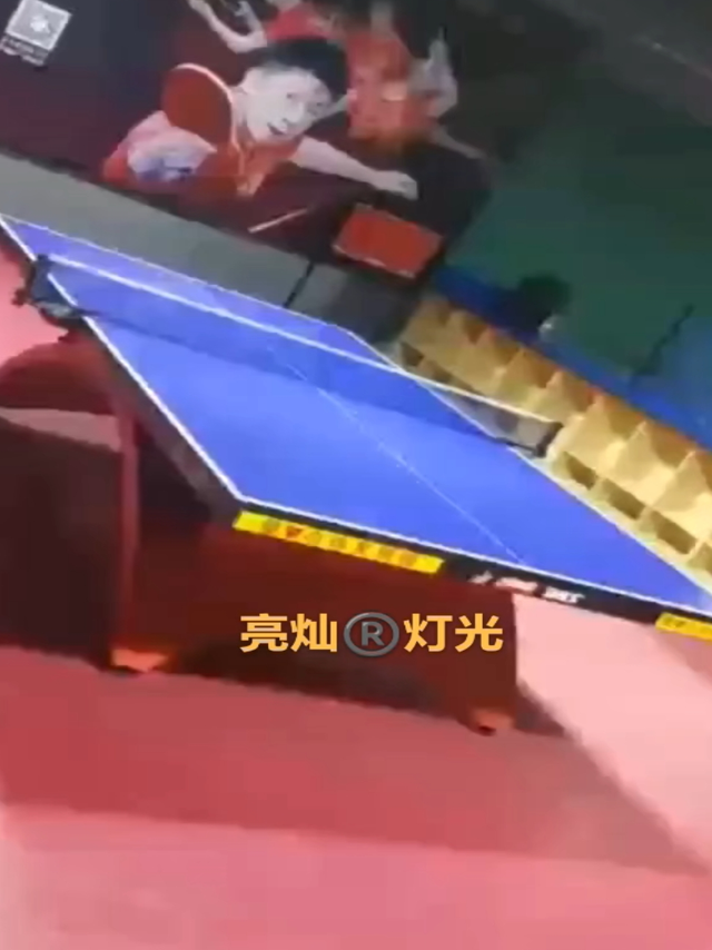 在不刺眼的前提下，乒乓球场灯光越明亮越好，但越明亮越贵。