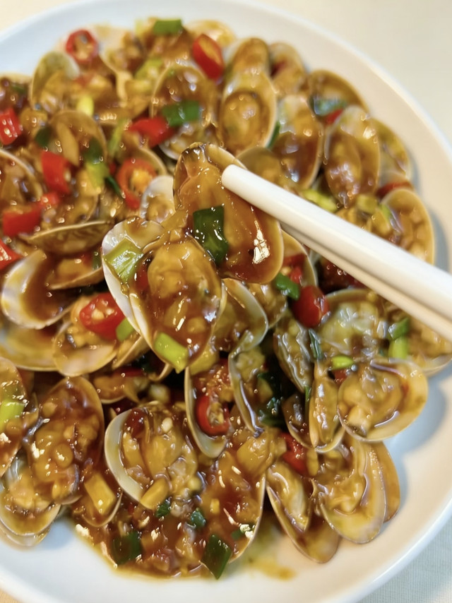 春日下饭神菜！蒜香爆炒花甲，鲜到舔盘的家常美味