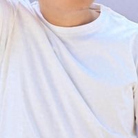 VBREX六防T恤硬核实测！暴雨淋不湿、可乐浇不脏，一件顶三件