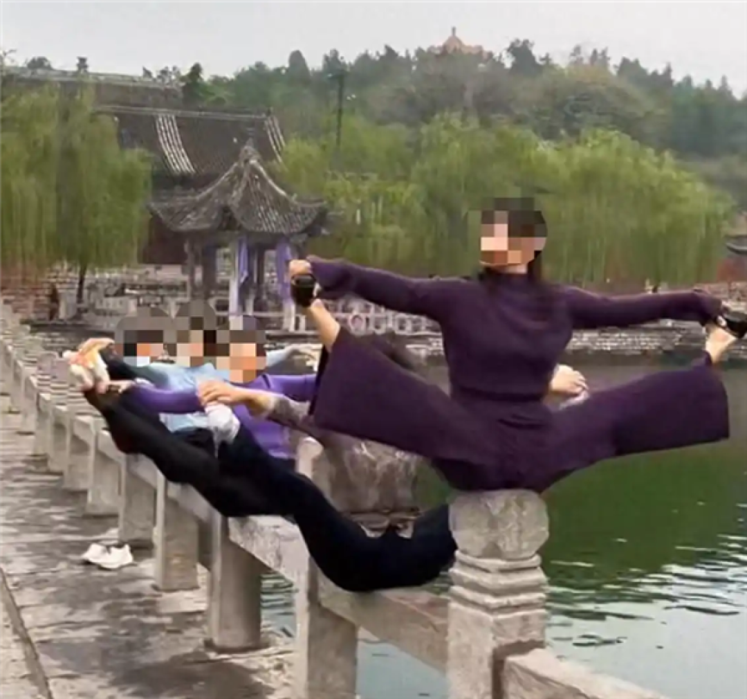 5名女子临水栏杆挑战高难度瑜伽:悬空秀柔韧 网友灵魂拷问:会游泳吗