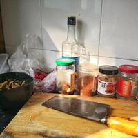 正宗重庆火锅底料制作指南：核心调料比例与操作要点