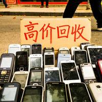 街头高价回收旧手机背后的生意经：拆解芯片与市场博弈